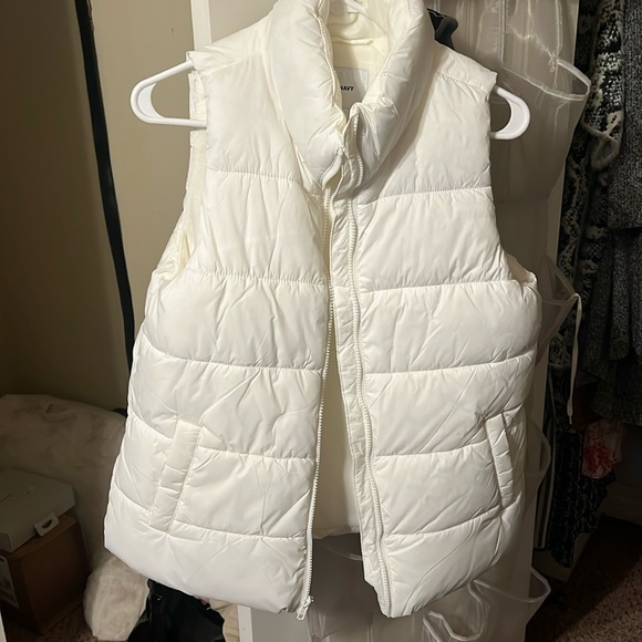 Old Navy Jackets & Blazers - Old Navy white puffer vest size M